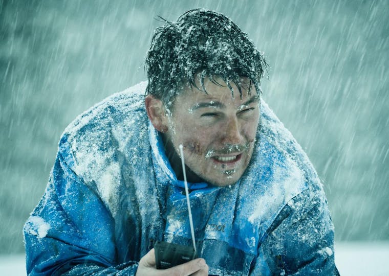 6 Below Review Movie Empire 6-below-review-movie-empire